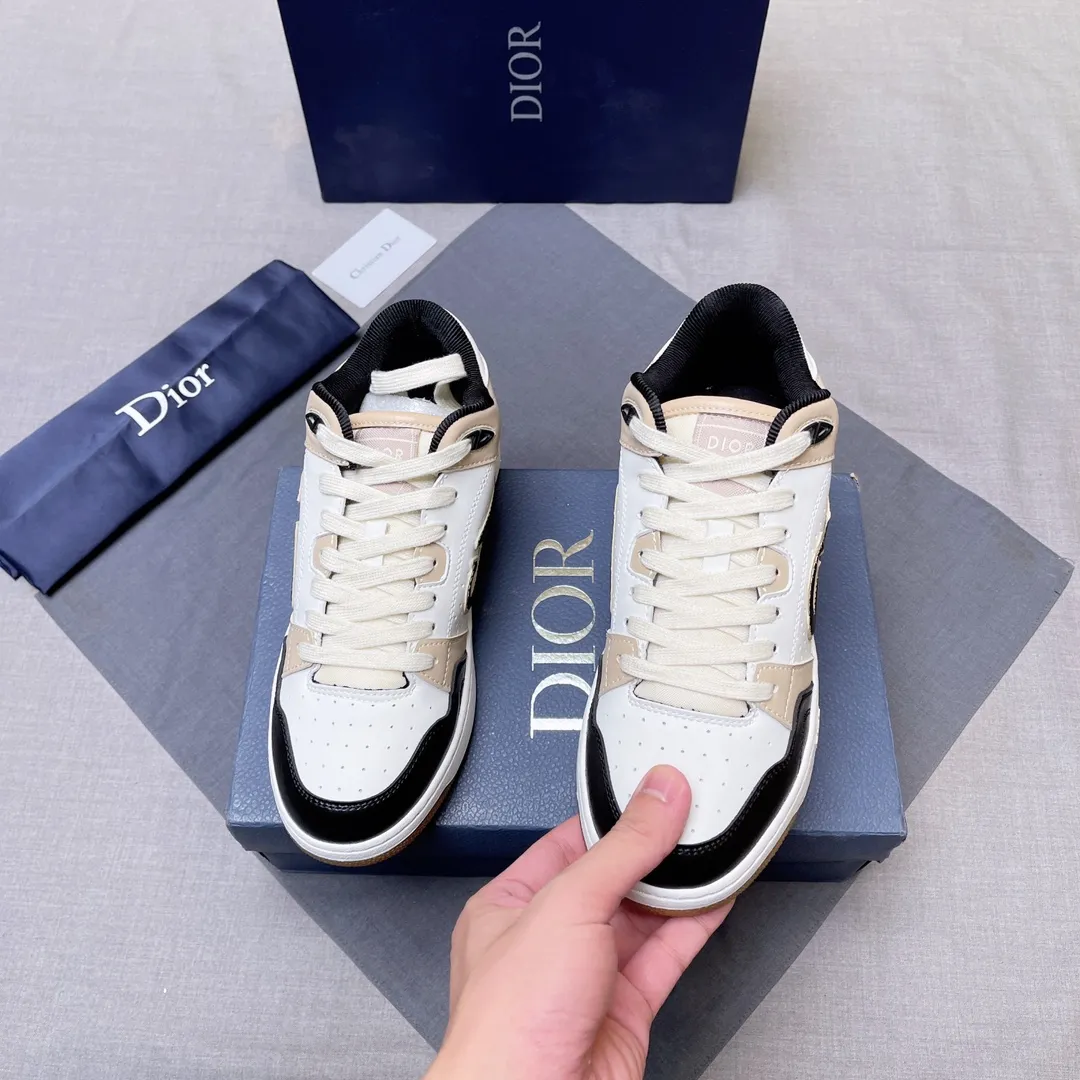 P420 Dior B57 low-top sneakers 2024 spring men's series new product launch [Celebrate][Celebrate][Celebrate], reinterpret the basketball shoe design and become Dior's classic item [strong][strong][strong], carefully crafted in black and cream white smooth cowhide, with beige suede, and the leather CD logo is displayed on the side Zhi, the tongue, sole and back side are decorated with various distinctive details to enhance the style[666][666], while the eyelet details, topstitching and rubber panels highlight the dynamic charm of its athletic style[strong][strong][strong]. It has a two-color rubber sole, which can be matched with various clothing to create a refined look. Size: 38 to 45 No. 067